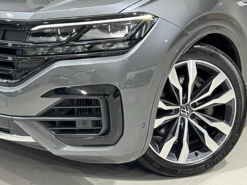 View VOLKSWAGEN TOUAREG 3.0 TSI V6 Black Edition 