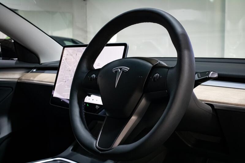 TESLA MODEL 3