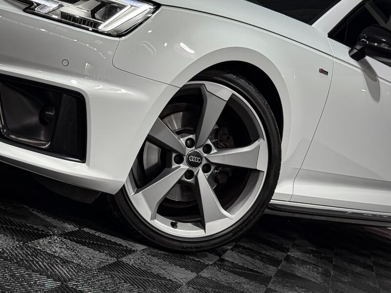 View AUDI A4 2.0 TFSI 40 Black Edition