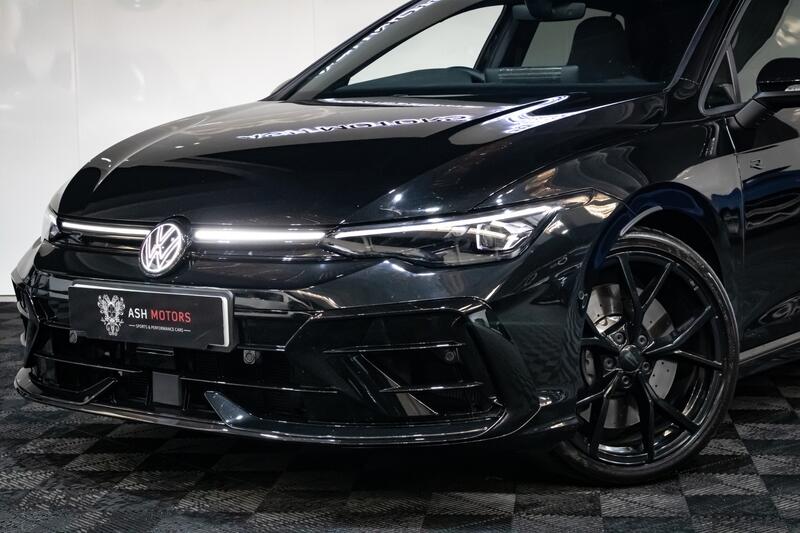 View VOLKSWAGEN GOLF 2.0 TSI R Black Edition